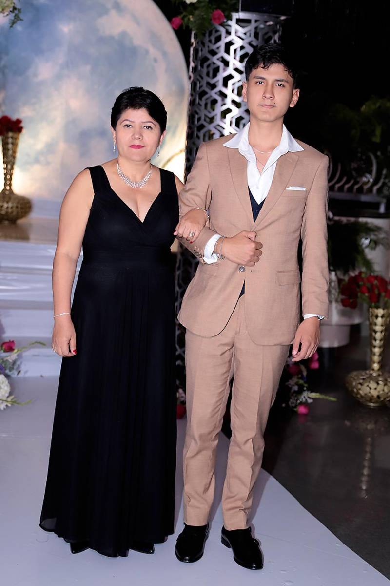 Desfile padres e hijos de la prom 2024 del Instituto San José del Carmen