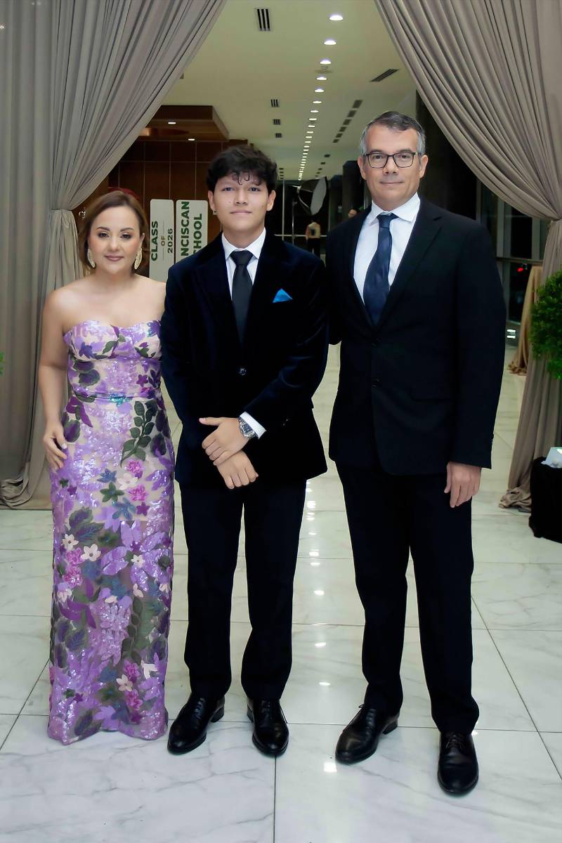 Santiago Valenzuela con sus padres Marcio Valenzuela y Diana Aguilar. 