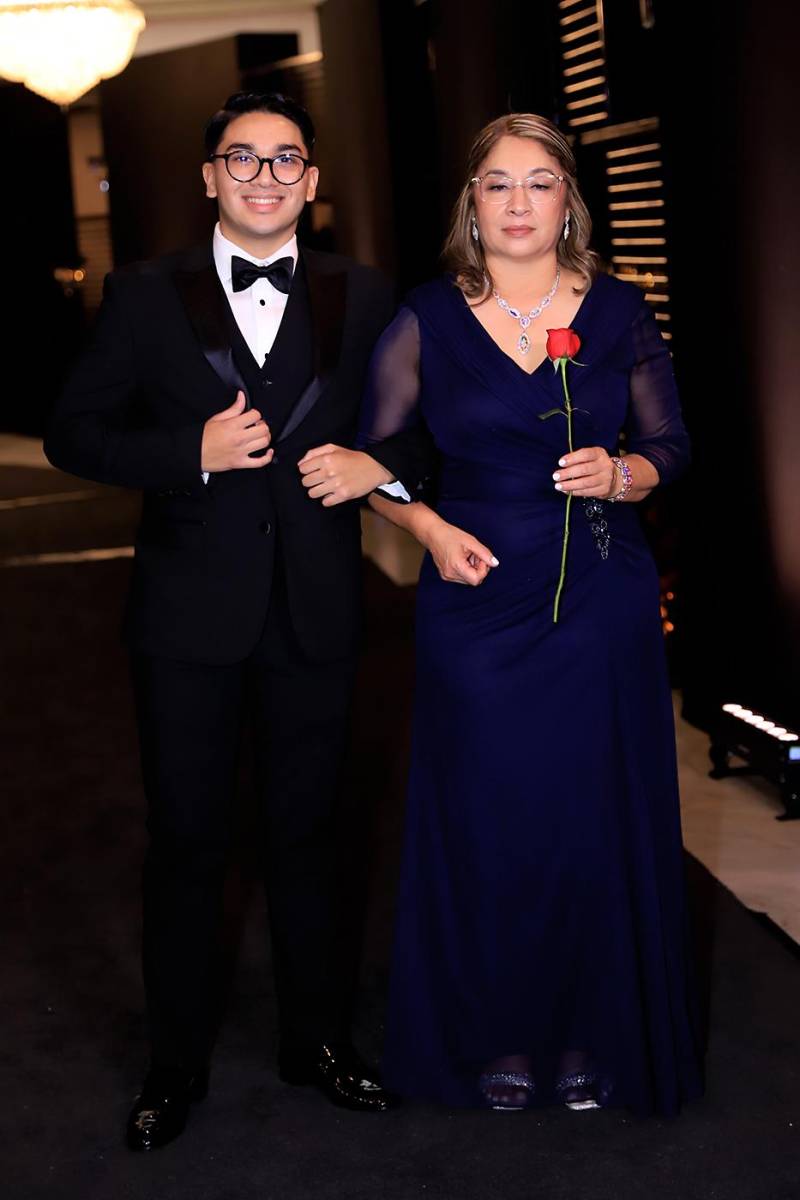 Desfile padres e hijos de la prom 2025 de DelCampo School