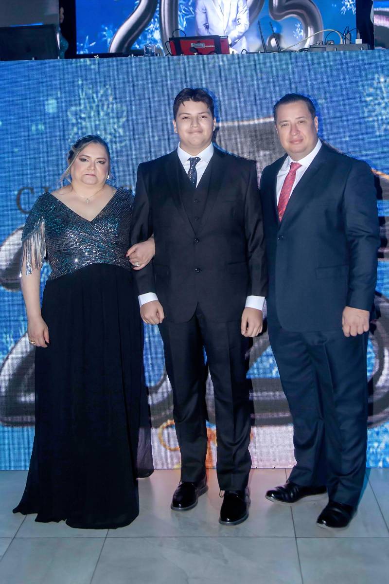 Desfile padres e hijos de la prom 2025 de Saint Peter Academy