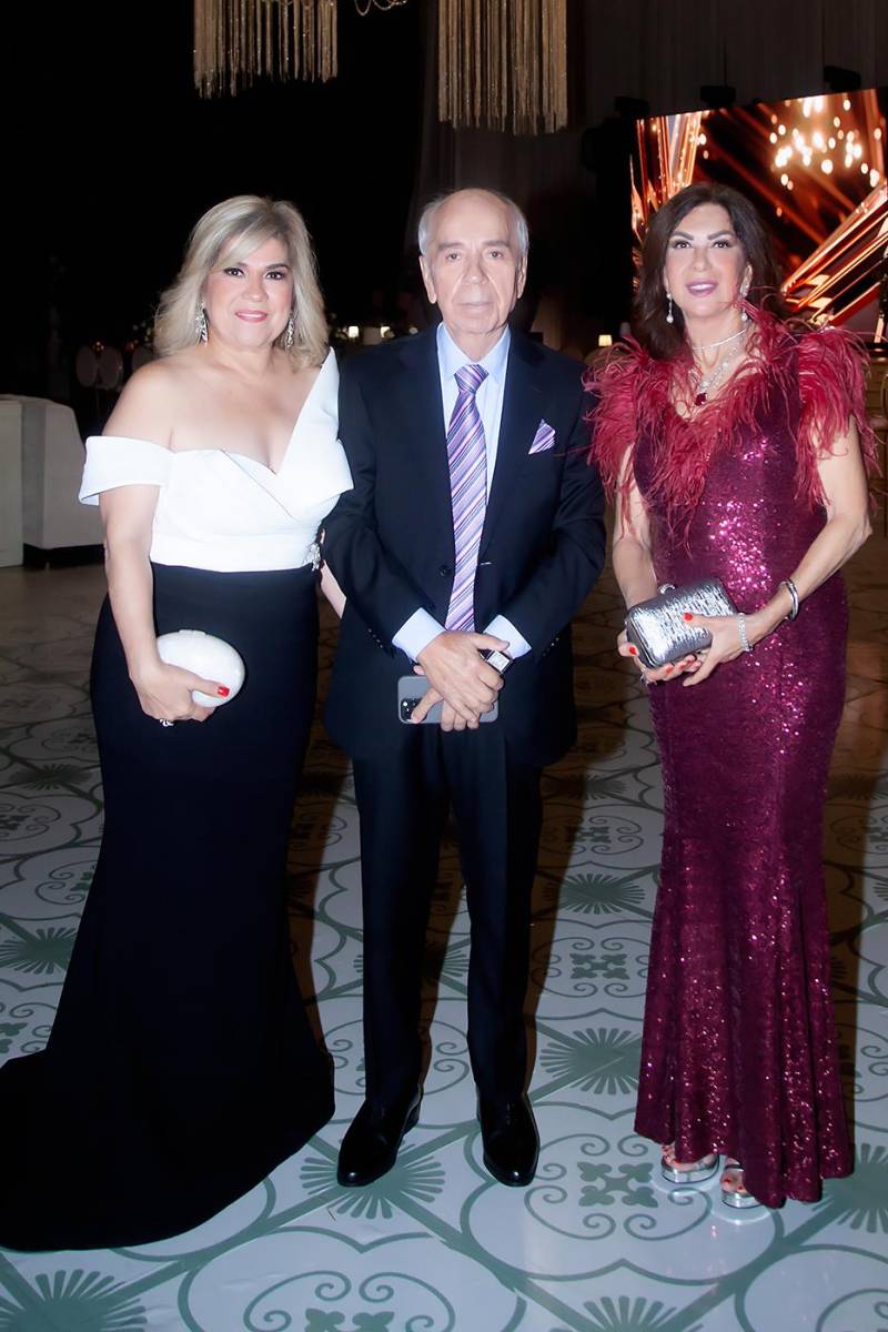 Suyapa y Maurizio Chiovelli con Carmen Chahín