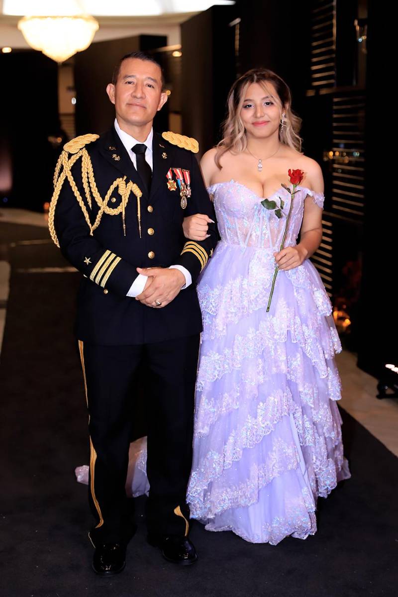 Desfile padres e hijos de la prom 2025 de DelCampo School