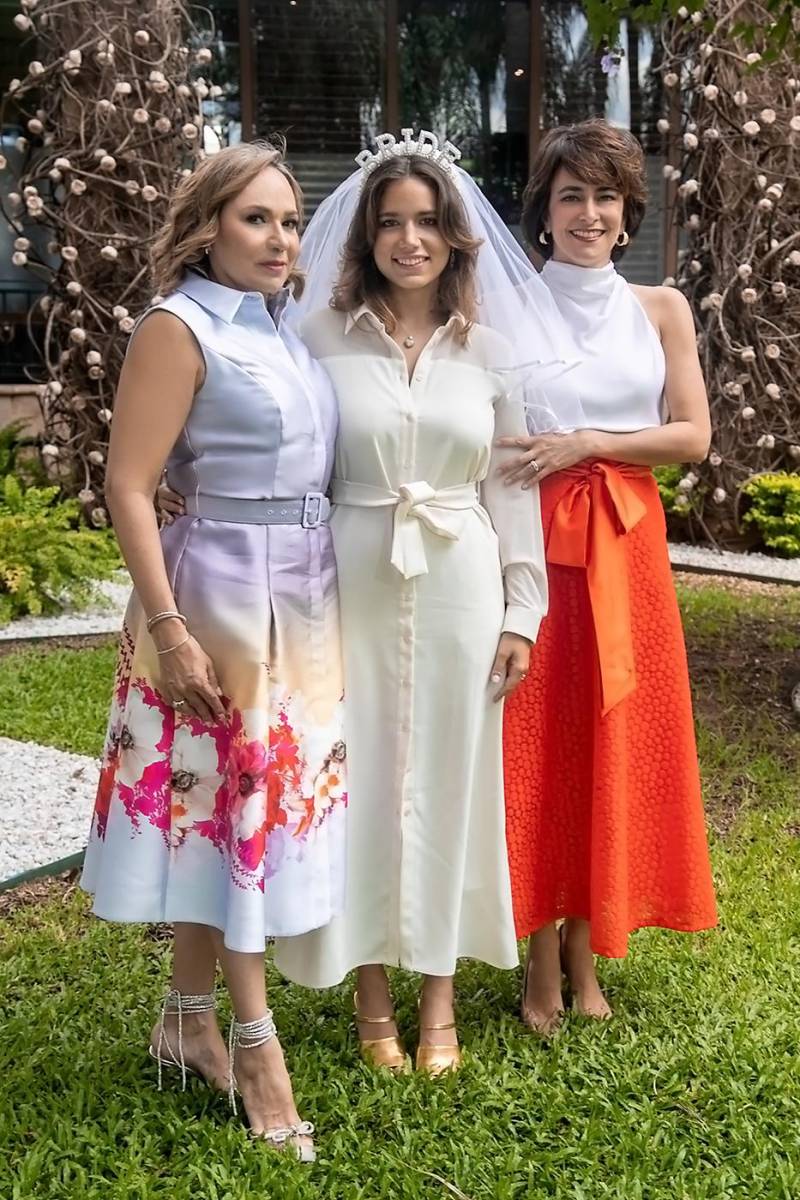 Flor Bustillo, Alexandra y Heidy Tinoco.