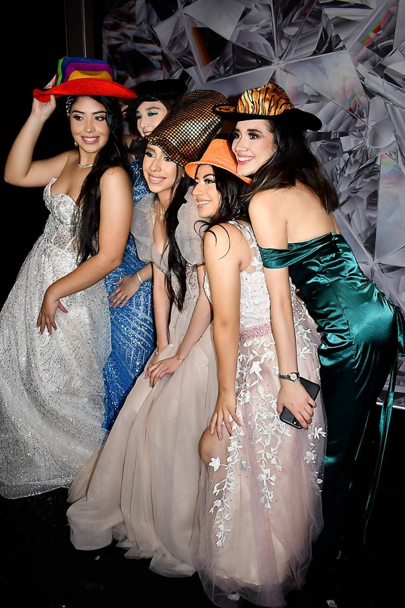 Disfrutaron de un divertido carnaval Anacamila Palma, Ritza Padilla, Amy Varela, Marissa Alvarado y Leticia Muñoz