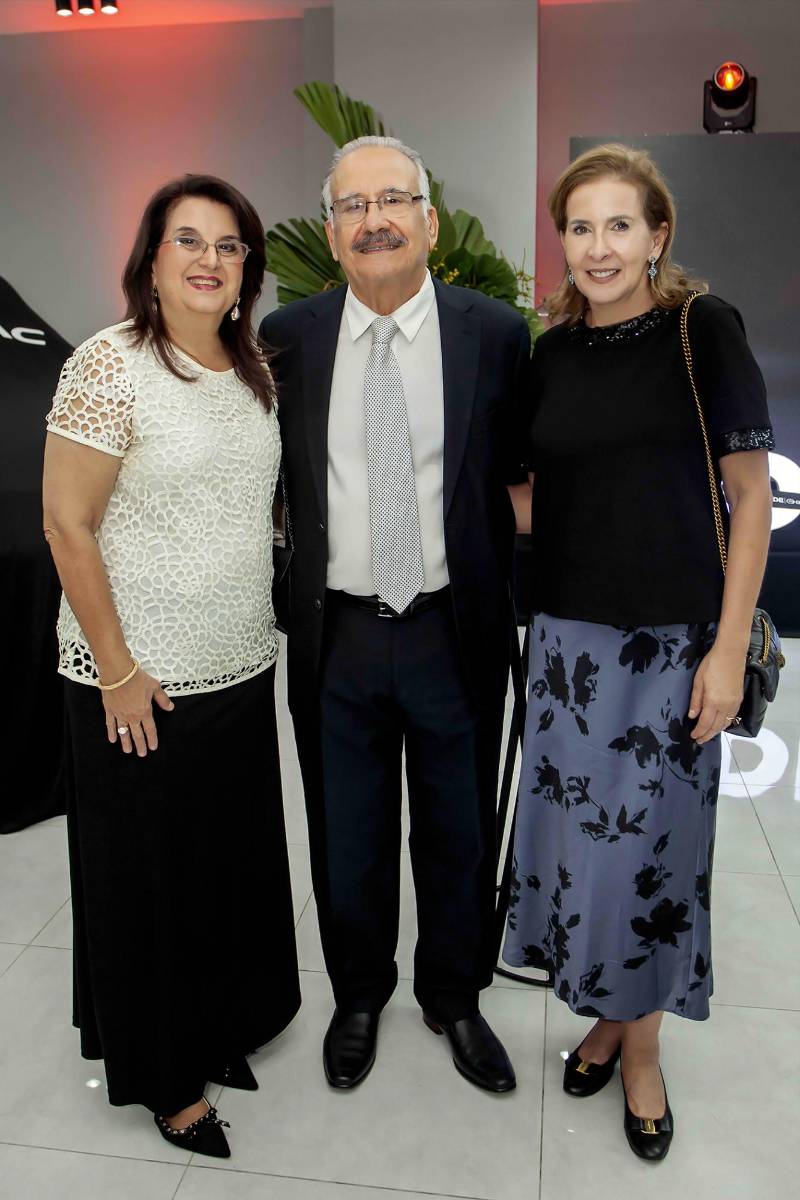 Liliana y Rafael Kafie con Veronica Canahuati.