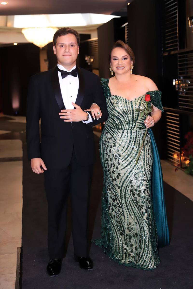 Desfile padres e hijos de la prom 2025 de DelCampo School