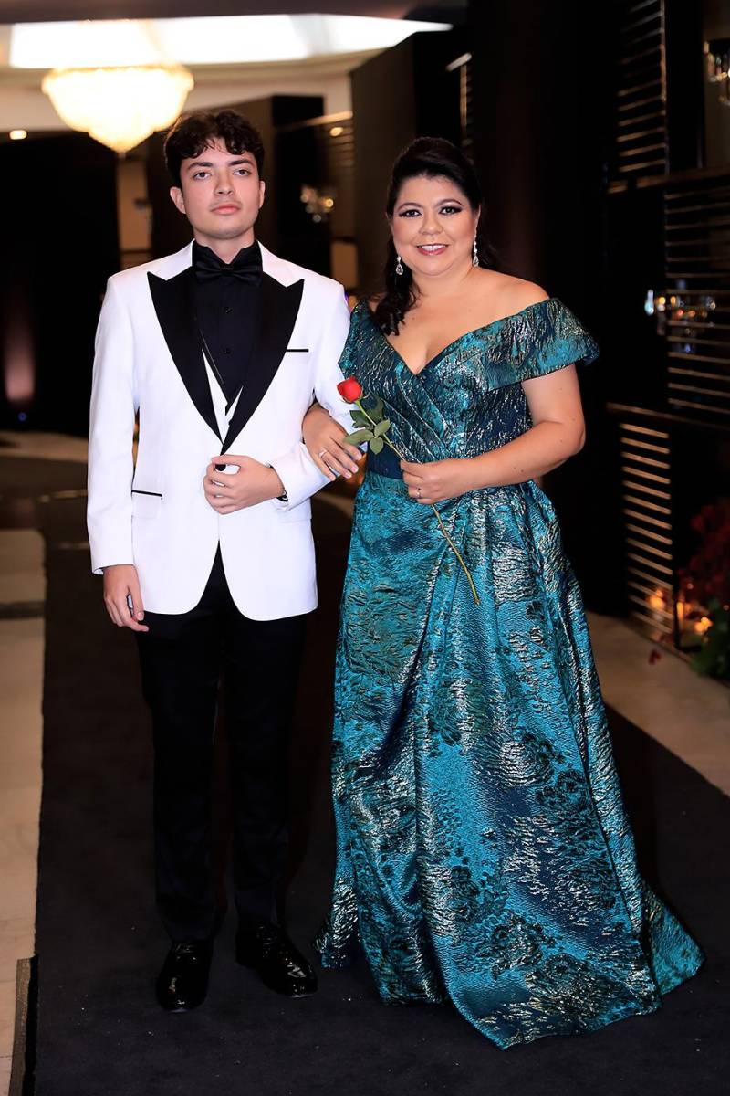 Desfile padres e hijos de la prom 2025 de DelCampo School