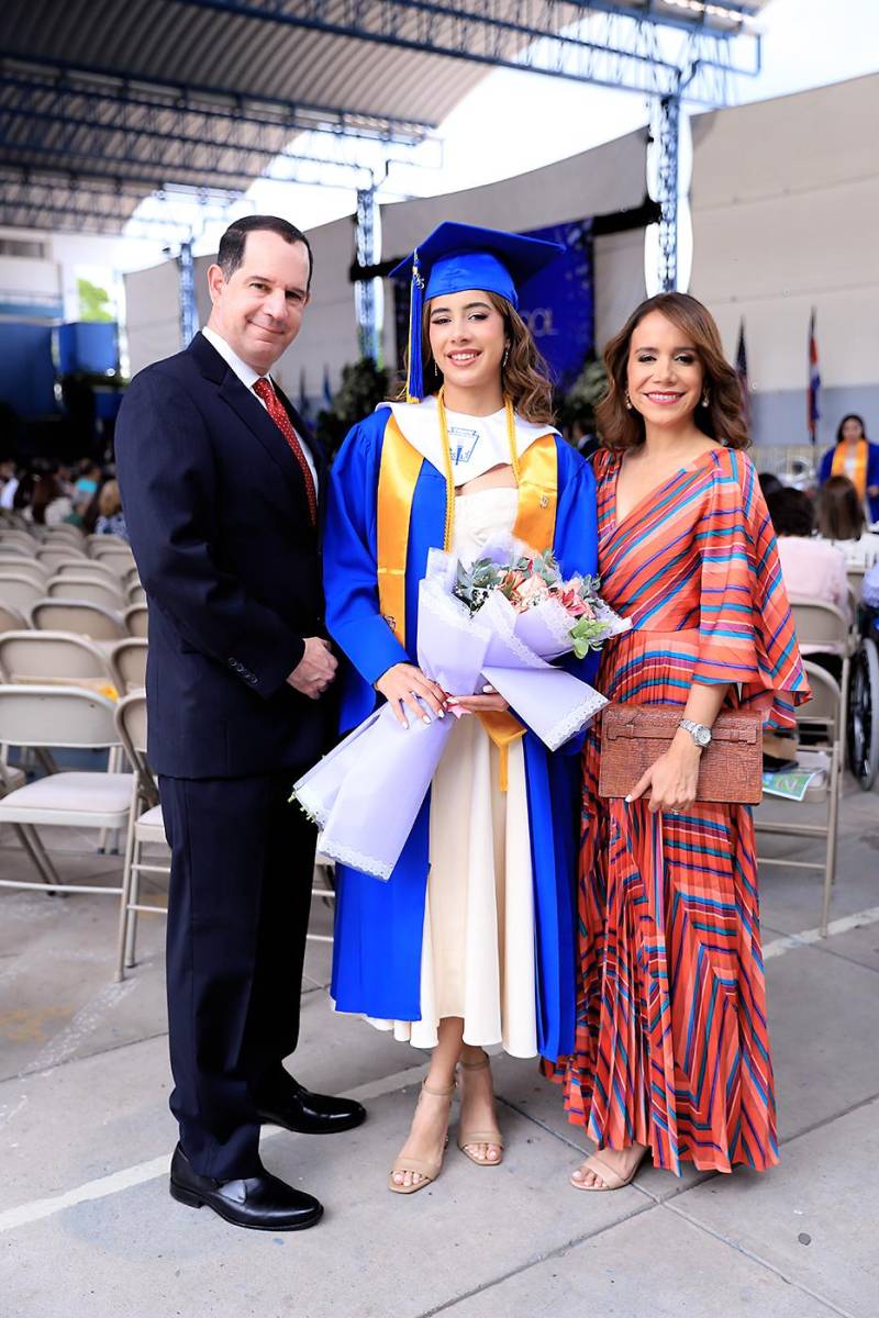 Cecilia Fiallos con sus padres, Fernando Fiallos y Marcela Aguirre