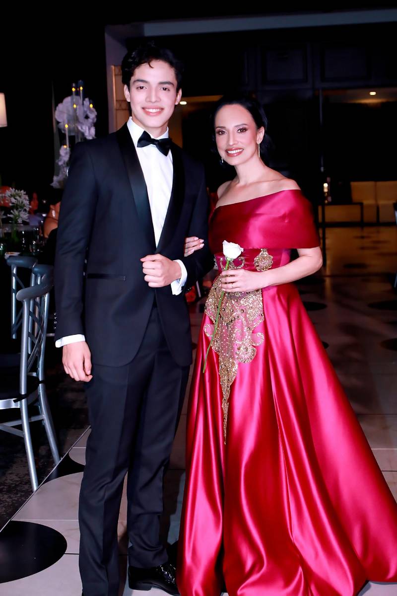 Alejandro Zaldaña y su madre Argel Rovelo. 