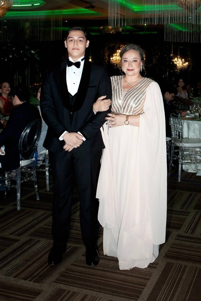 David Méndez y su madre Karen Tabora.