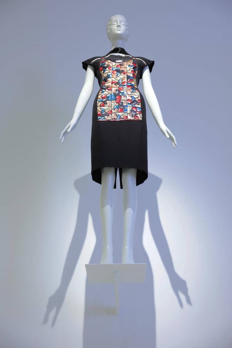 Andrew Bolton, comisario de la muestra, describe a Lagerfeld (1933-2019) como un “diseñador erudito” con visión comercial que acabó convirtiéndose en el prototipo de “empresario de la moda” para la época contemporánea.