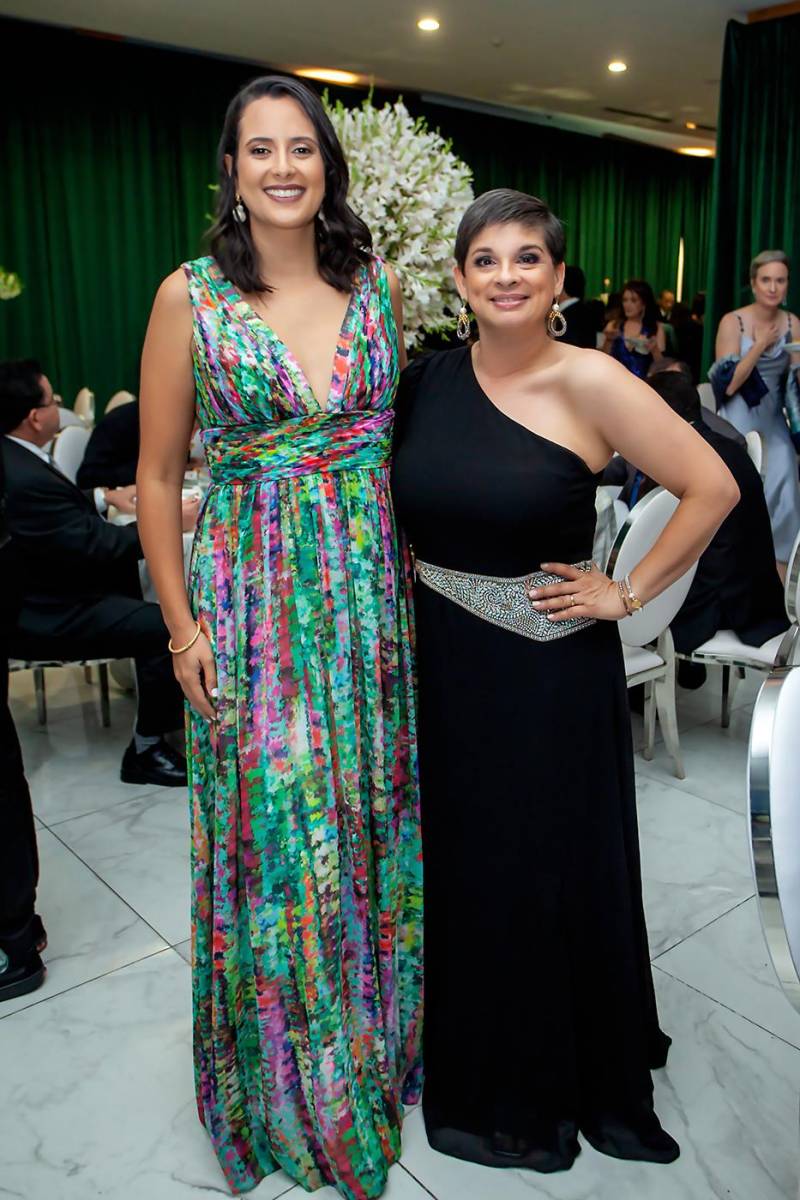 María de Chahín y Carol de Bográn.