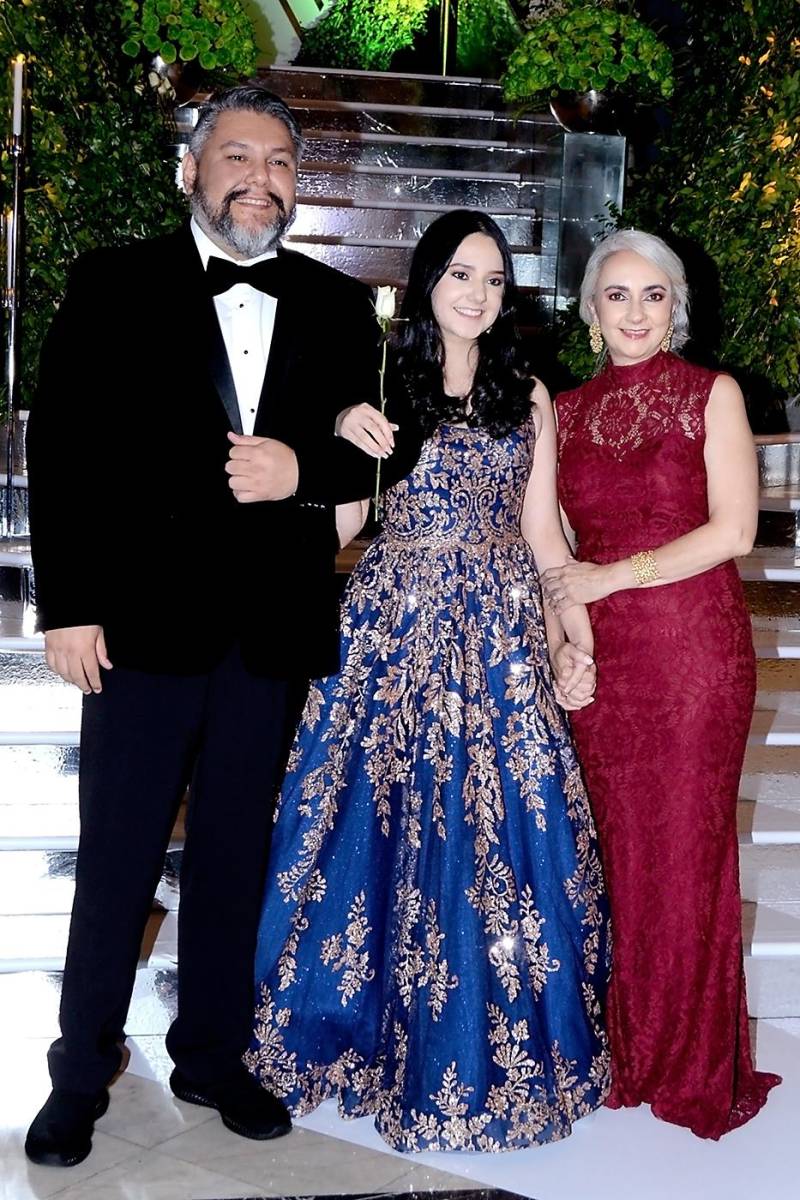 Rommel y Victoria Alcántara con Eugenia María Vegas