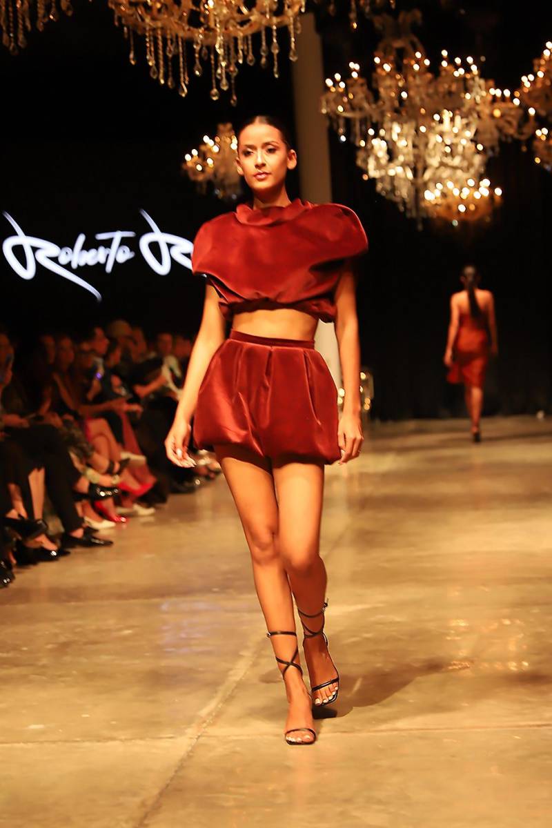 Glamorosa y con un toque french, así define Ramírez su colección en la que encontramos corsets y un toque de can-can, con sus faldas voluminosas y tejidos suntuosos