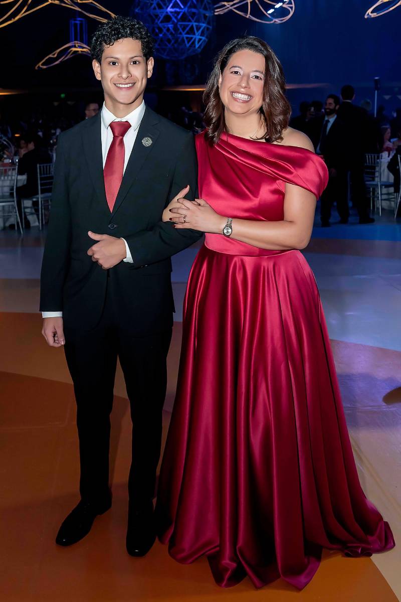 Desfile de Padres e Hijos en la gala de graduación de la Escuela Internacional Sampedrana 2026
