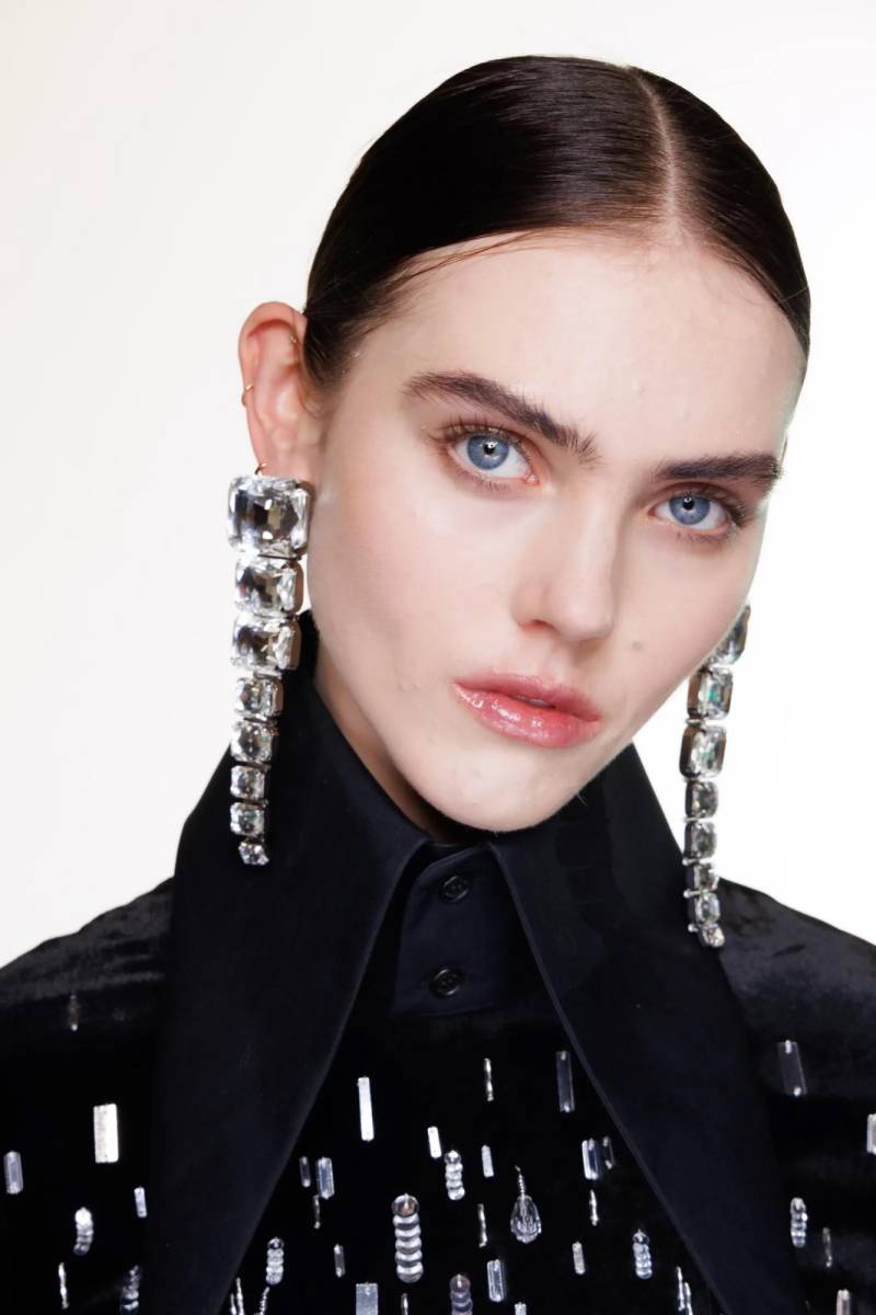 Asegúrate elegir los accesorios perfectos cuál es tu mejor opción: más clásica con perlas o <i>rhinestones</i>; más atrevida y usar el <i>hand jewelry</i> que ahora está muy <i>in.</i>