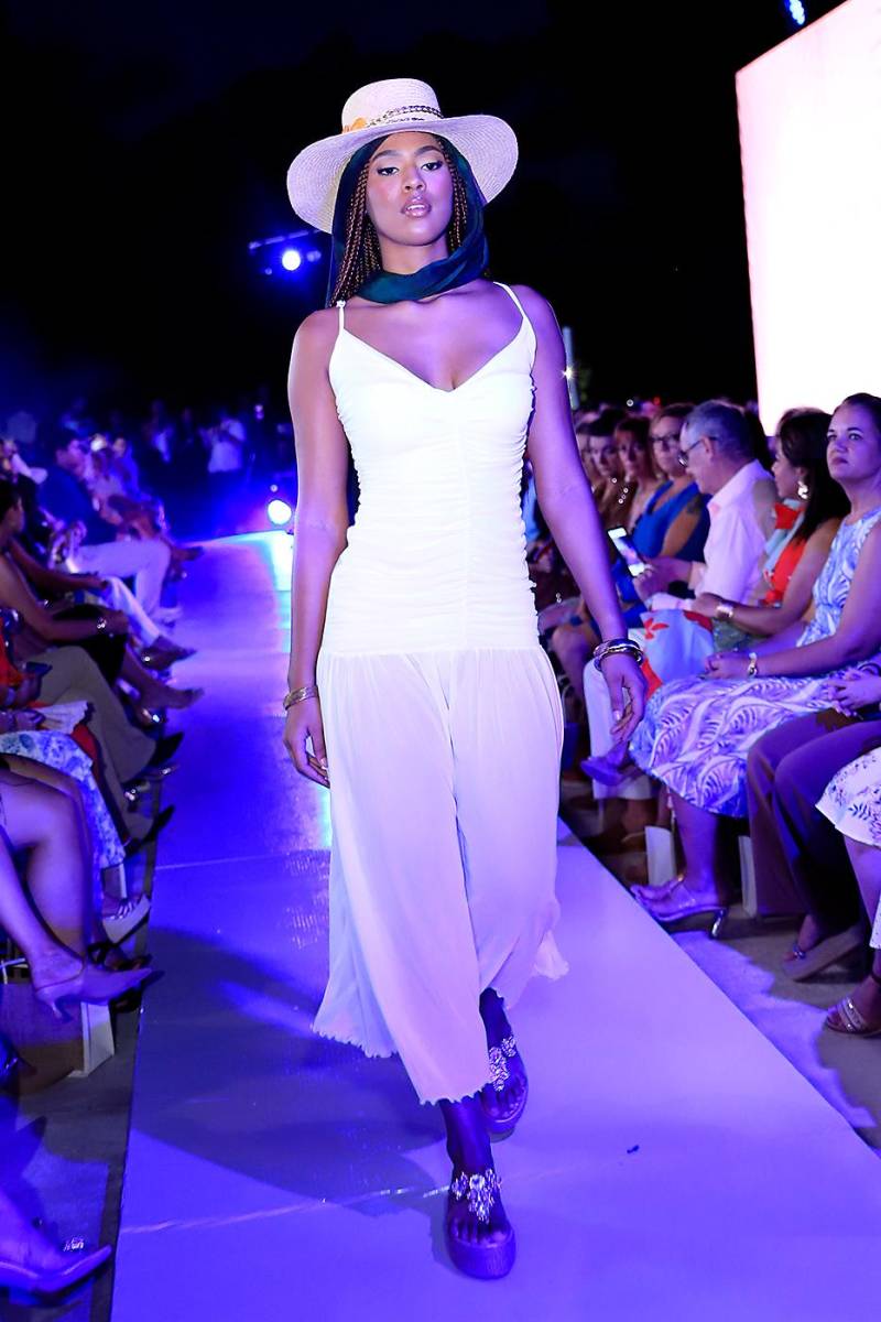 La pasarela de Arame Art en el Roatán Fashion Show 2025 La pasarela de Arame Art en el Roatán Fashion Show 2025