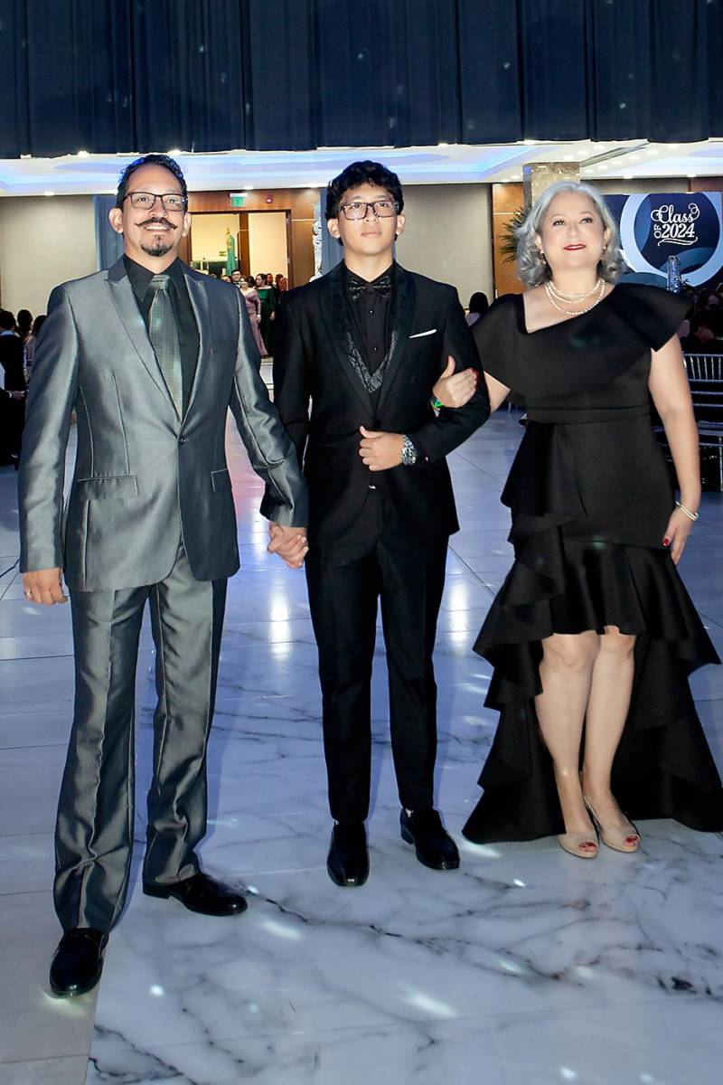 José Perdomo y Ledy Flores con su hijo José.