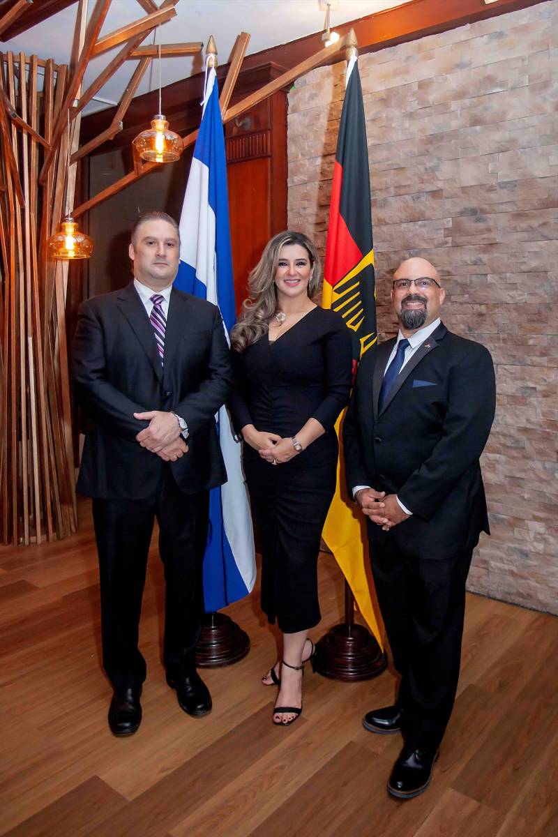 Rommel Fuschich, Carmen Cartagena y Dieter Fertsch Suazo, cónsul honorario de Alemania en San Pedro Sula