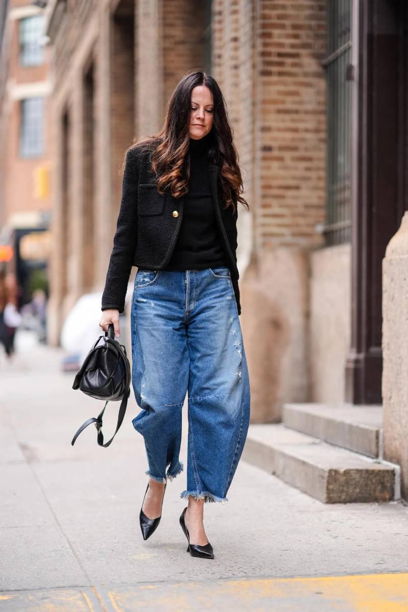 Los jeans barrel se distinguen por su silueta curva, que replica la forma de un barril en la zona de las piernas. Su diseño aporta volumen y un aire contemporáneo al conjunto, convirtiéndolos en una de las apuestas más interesantes de la temporada