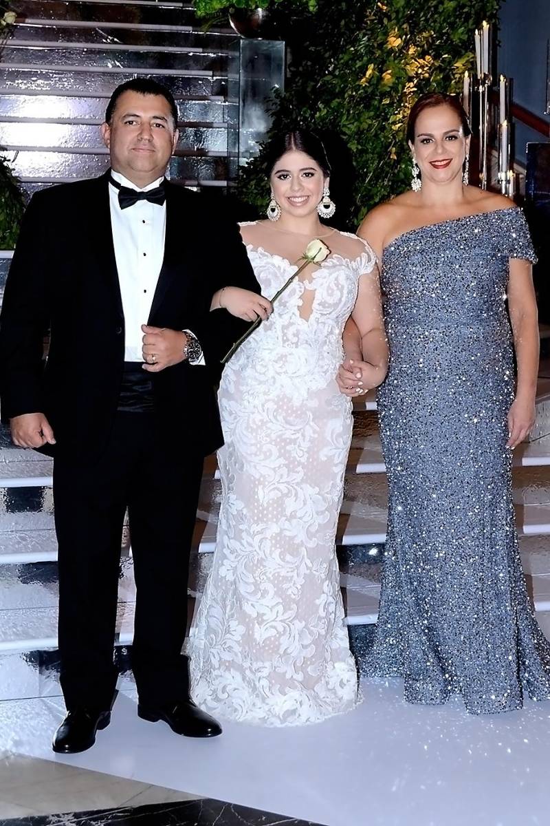 Dominique Martel con sus padres Juan José Martel y Jacqueline Asfura
