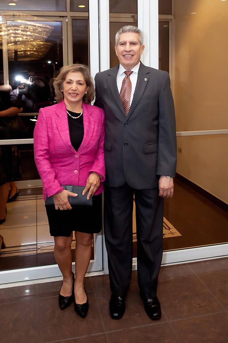 Marisol y Gilberto Limón, cónsul de México en Honduras.