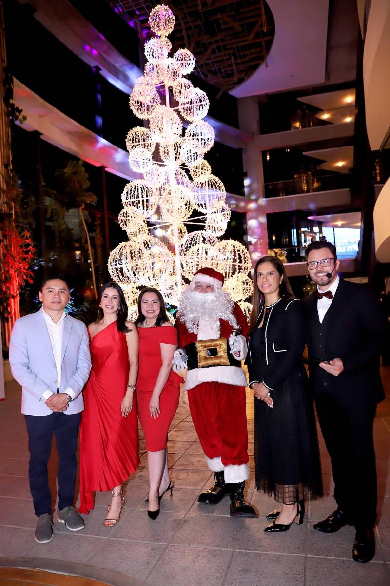 Banco Atlántida y La Galería inauguran la Navidad con un mágico encendido del árbol