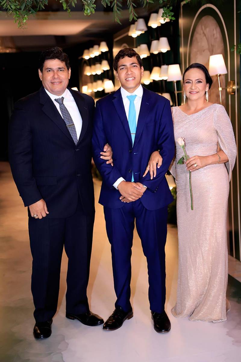 Rommel y Santiago Reconco con Cinthya Martínez