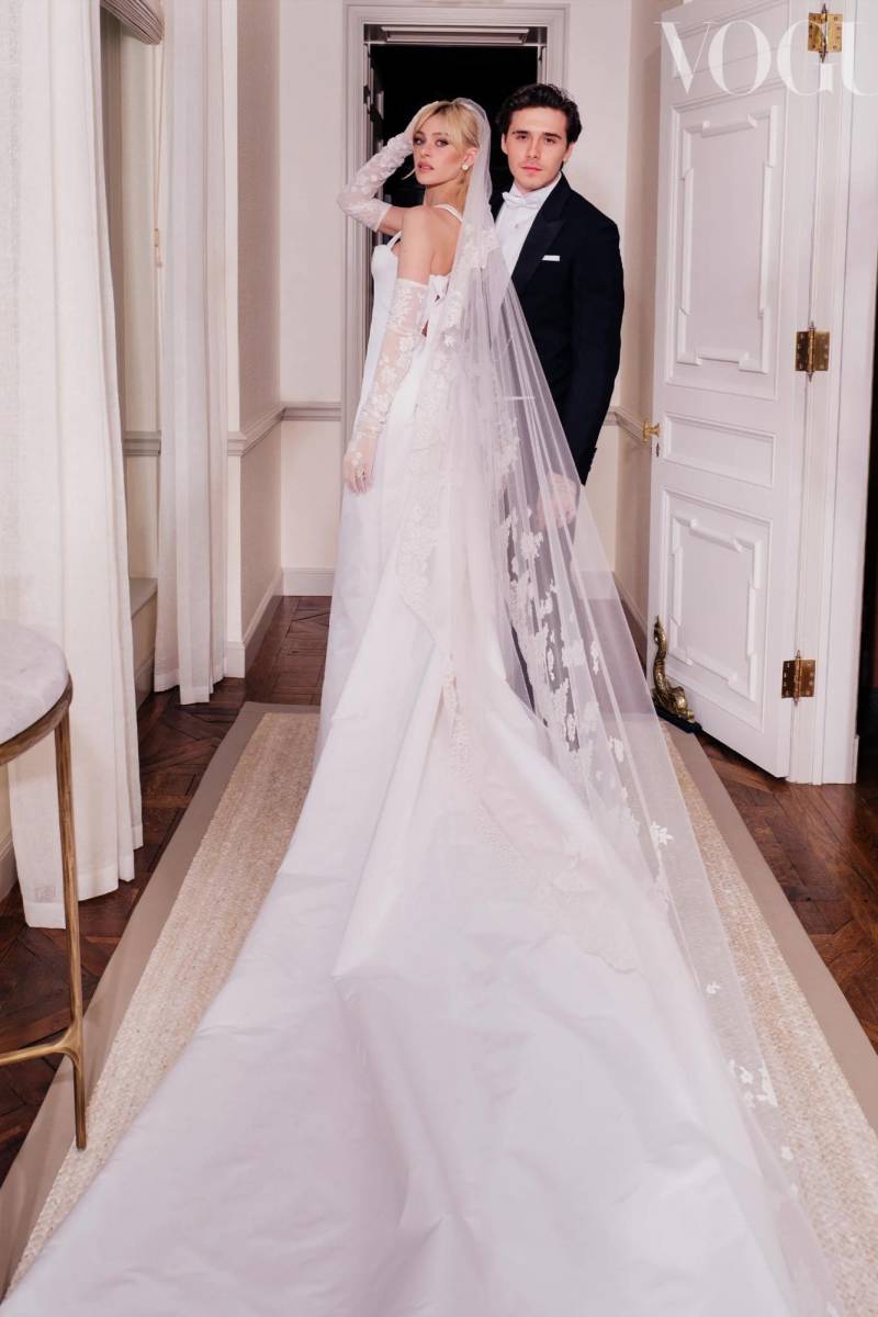 La pareja lució espectacular. Por una parte, Nicola Peltz utilizó un vestido Valentino con velo, una verdadera obra de arte; mientras que Brooklyn usó un traje personalizado de la firma Dior.