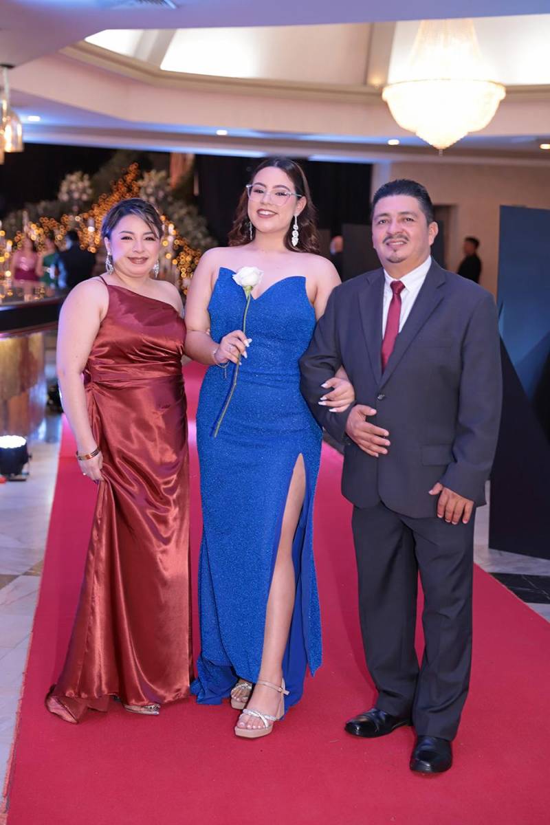 Desfile padres e hijos de la prom 2024 del Instituto Sagrado Corazón