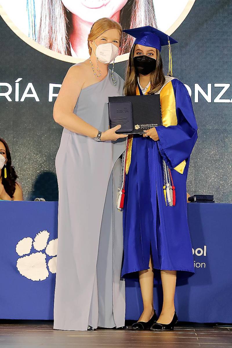 Mrs Karen Hagestad entrega el título a Ana Rodas
