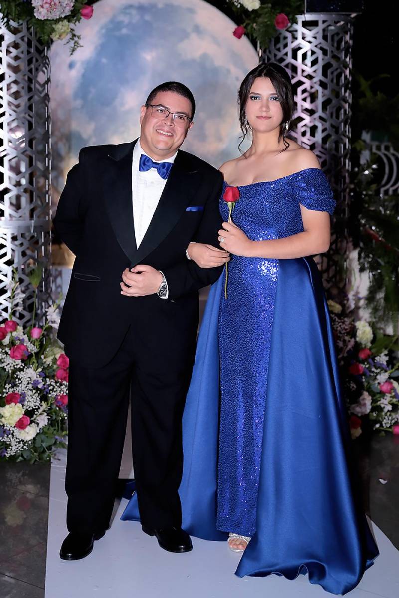 Desfile padres e hijos de la prom 2024 del Instituto San José del Carmen