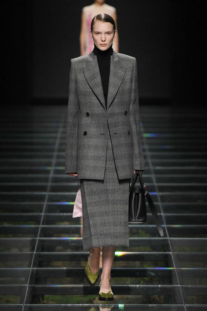 Las faldas parecían hechas de blazers de hombre al revés, pero tan bien cortadas que siempre quedaban súper elegantes, y se llevaban a menudo con chaquetas de doble botonadura.