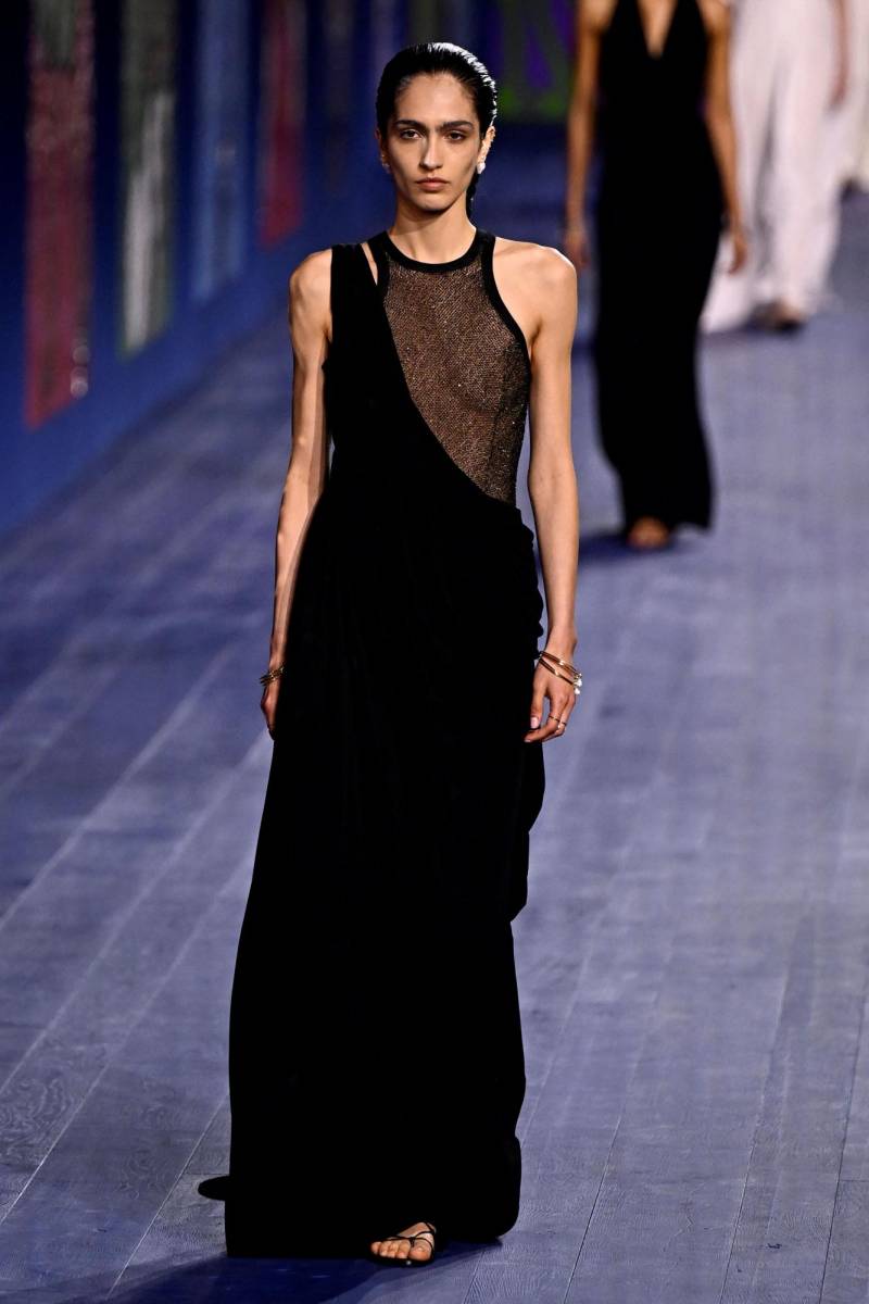 También había espacio para los vestidos negros de gala, y para bodies que dejaban traslucir las varillas.