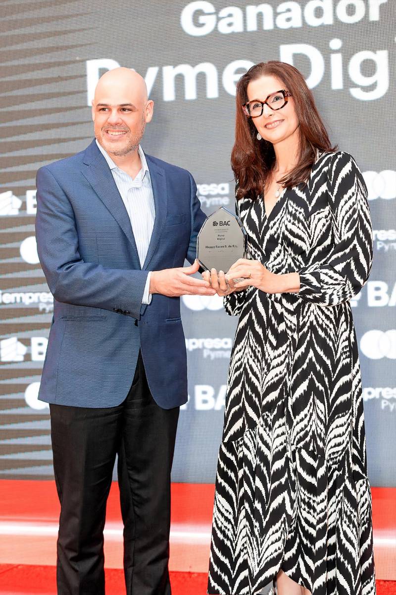 Sebastián Hidalgo, Vicepresidente Adjunto de Comercios Afiliados de BAC Honduras, e Ileana Giudicelli Piñeres, Directora General de Happy Faces S. de R.L, ganadora de Pyme Digital.