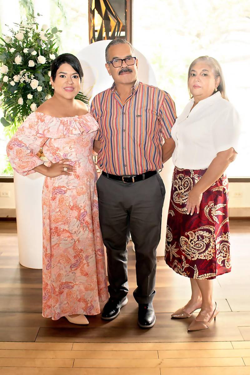 Kriss Naya con Efraín y Mavitsa Sosa.