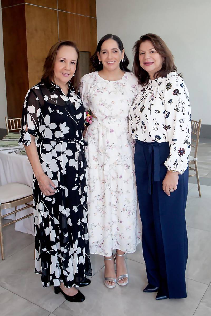 Conchita de Sarmiento, Andrea Sarmiento y Mildred Handal.
