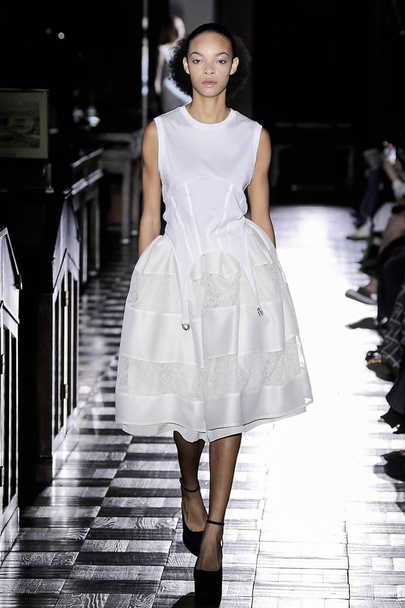 Con una actitud nata para el modelaje, Kesnie desfila en el runway del japonés Ezumi