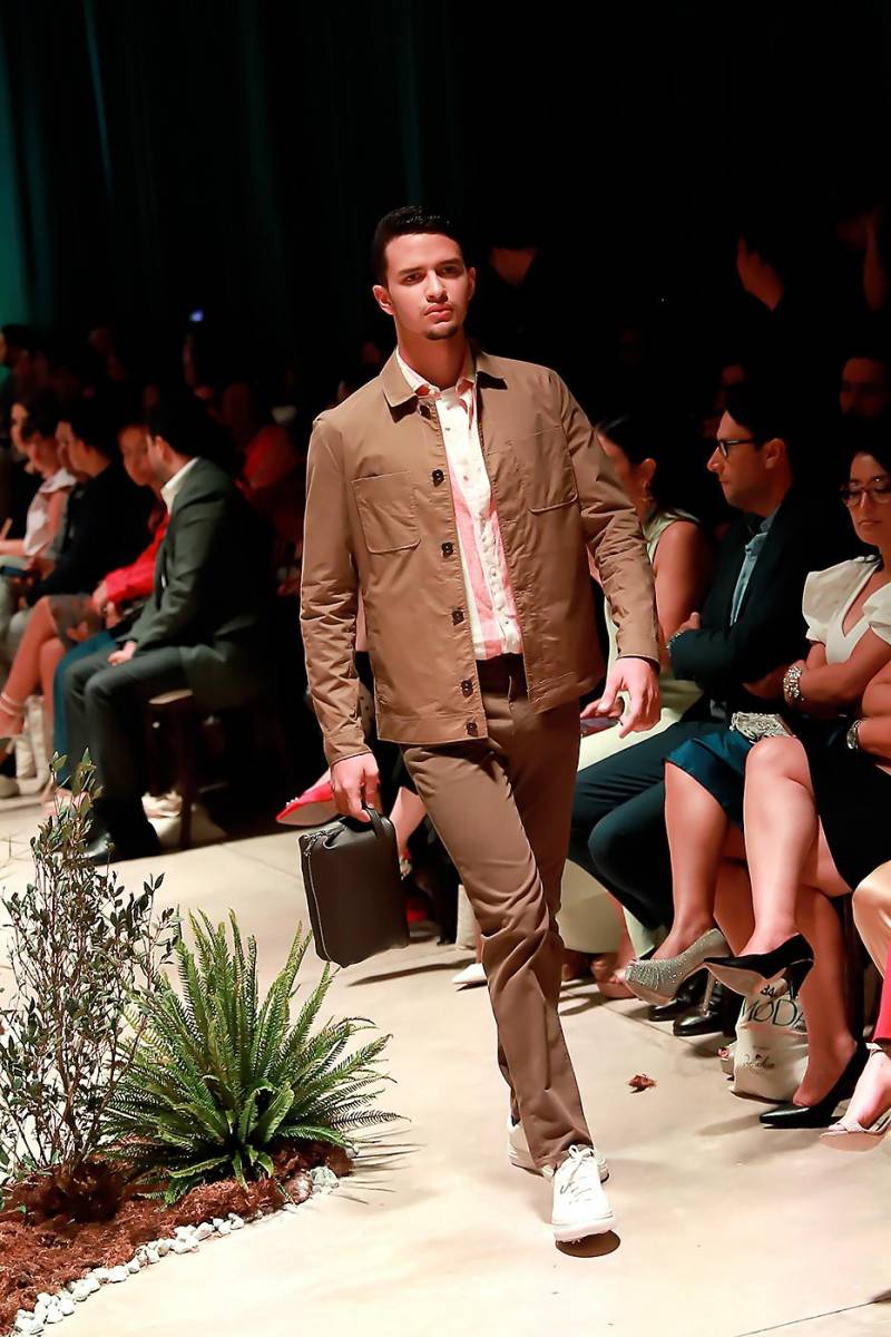 El street style lo definen tonos marrones y sneakers cómodos