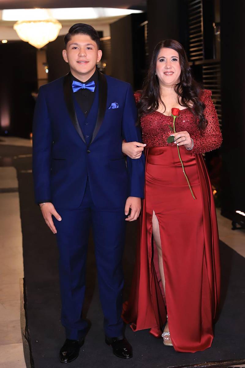 Desfile padres e hijos de la prom 2025 de DelCampo School