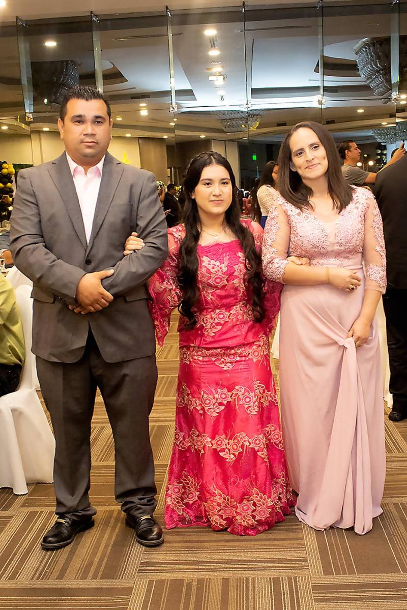 Ruth Pérez acompañada de sus padres José Edgardo Pérez y Ruth Interiano.