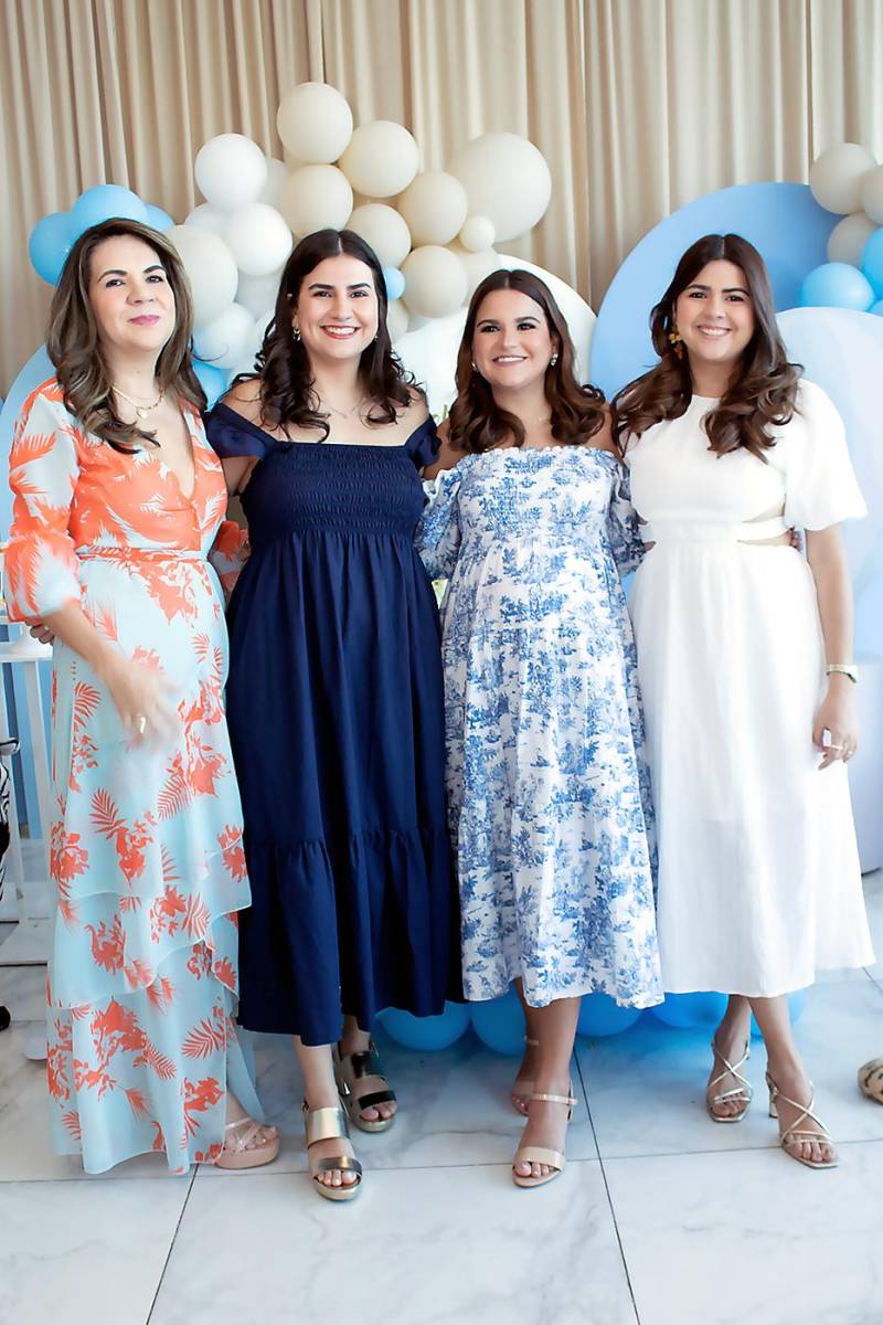 Denia e Isabel Flores-Gómez con Elena de Zelaya y Raquel Flores-Gómez