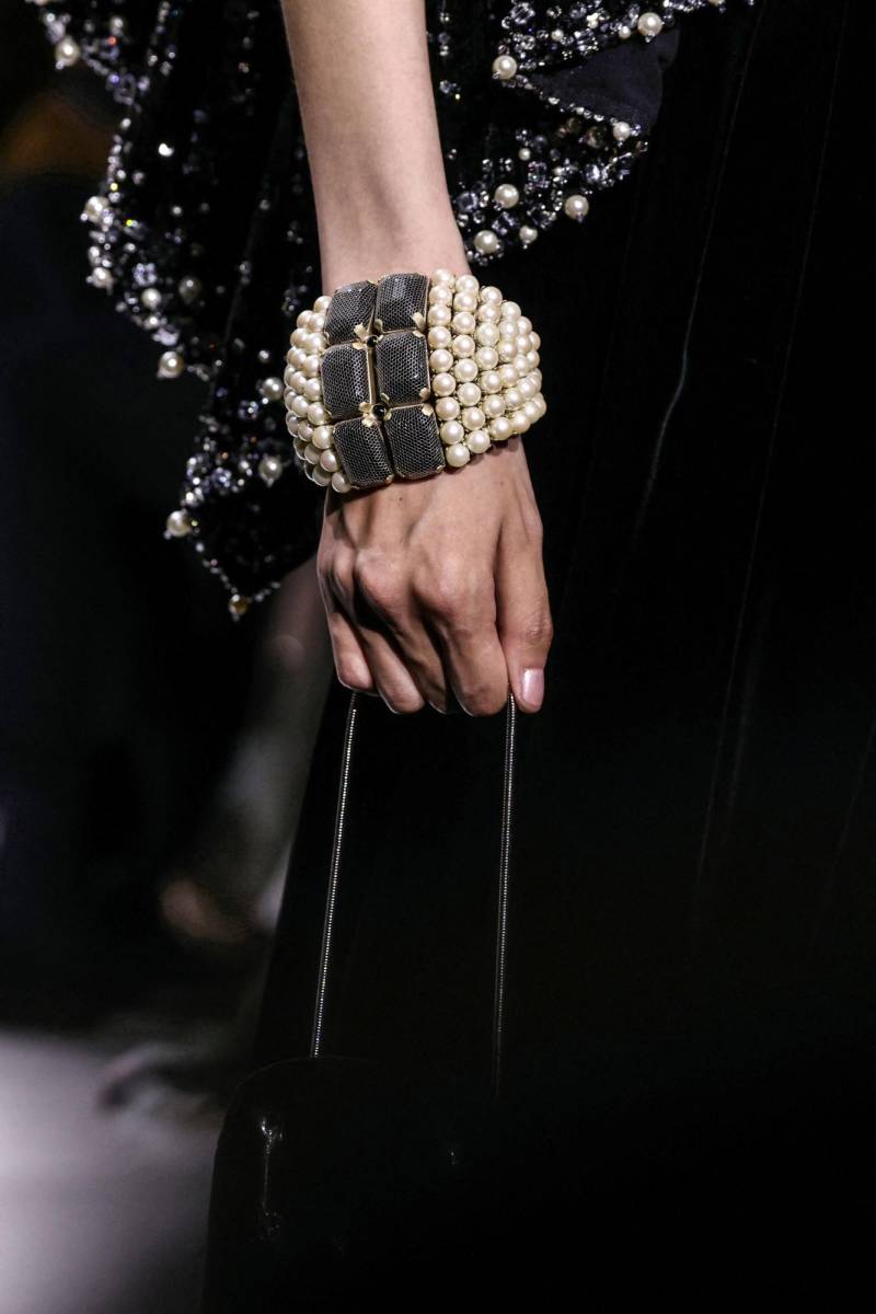 Los accesorios están llenos de perlas y piedras que dan forma a statement pieces