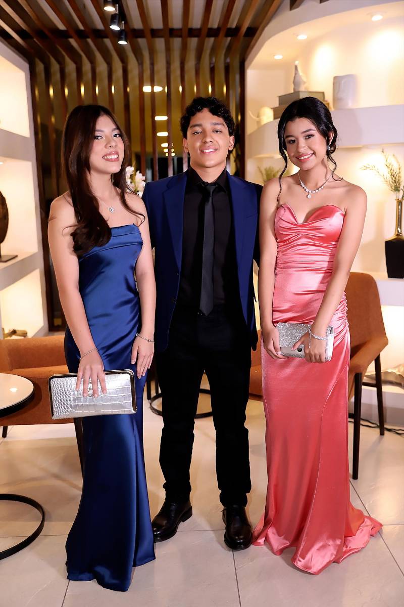 Bianca Santos, Santiago Gonzáles y Violeta Romero.