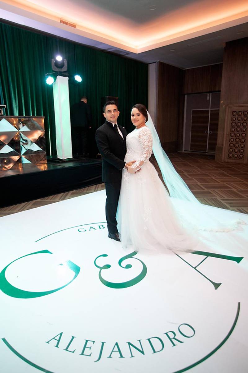 Los nuevos esposos ingresaron al salón en medio de aplausos y ovaciones para luego colocarse en el centro de la pista diseñada para la ocasión y donde bailaron “Hasta mi final” de Il Divo