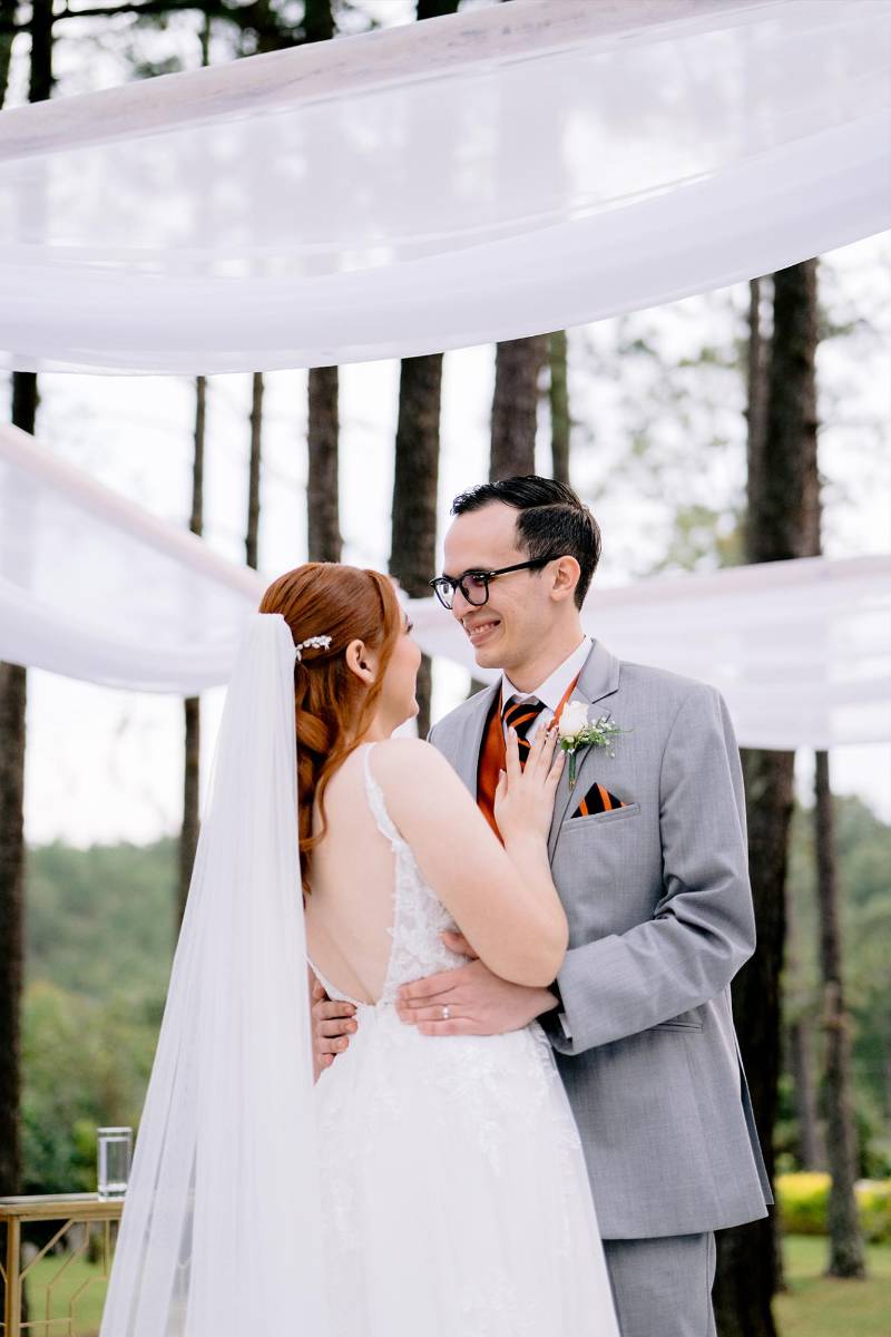 La historia de amor de Miguel y Valery comenzó en la escuela CEAD Christian School, donde surgió un vínculo que perduró durante 11 años de noviazgo. La propuesta de matrimonio se realizó en el restaurante 9 Patrias, un instante lleno de romanticismo que marcó el inicio de la nueva etapa en sus vidas. 