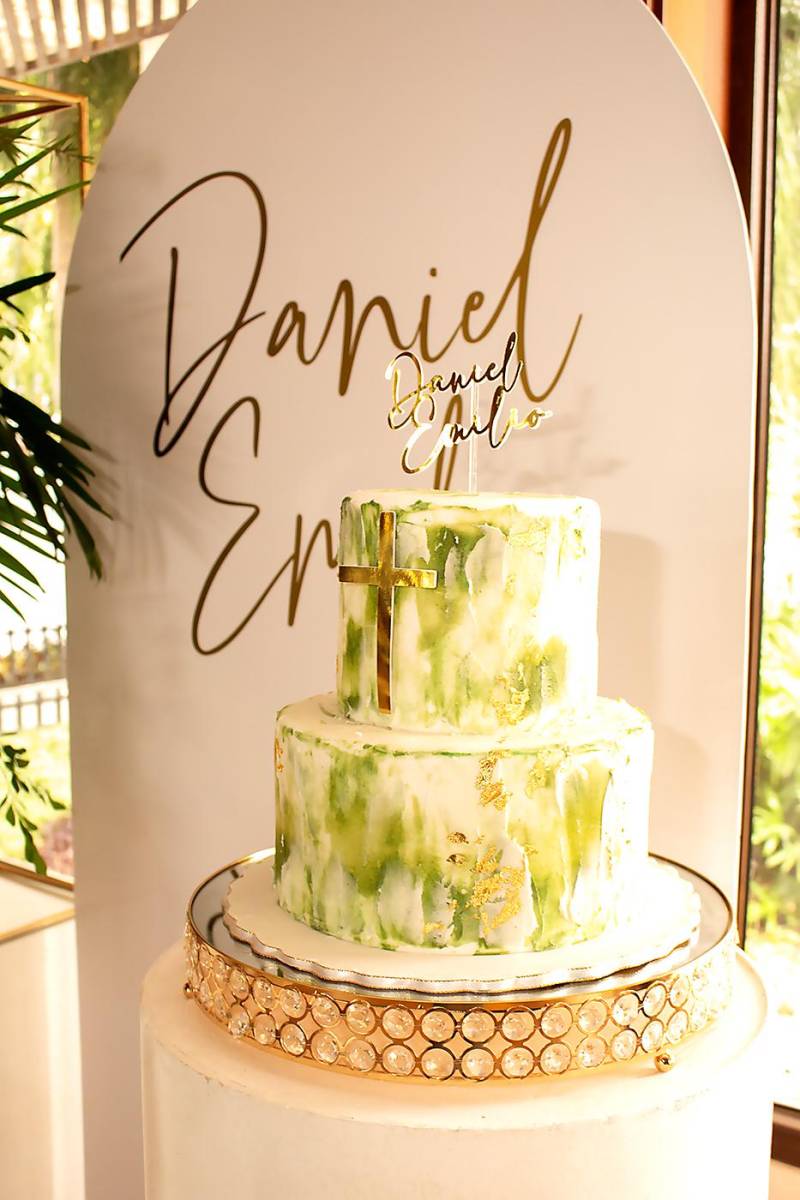 El pastel de dos niveles pintado y decorado con una cruz, obra de Hannan Coffee.
