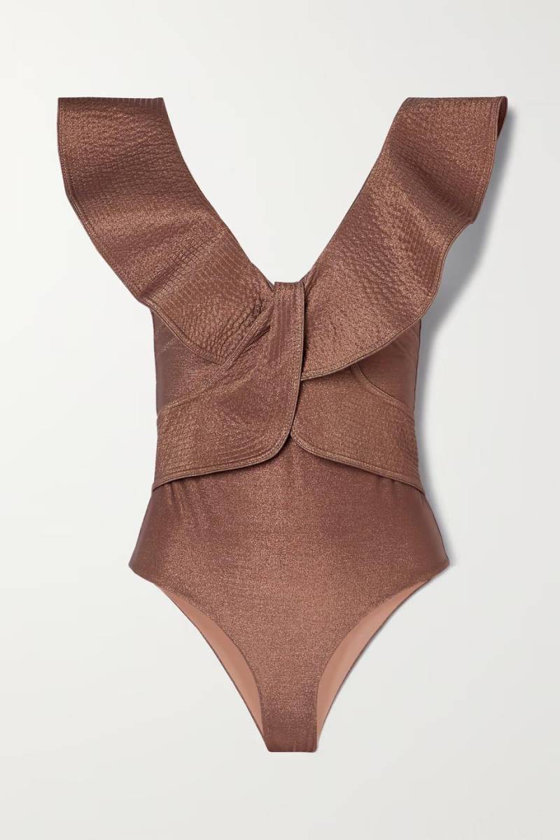 Si eres delgada y plana, busca trajes de baño con escotes en la espalda y de volantes o le puedes agregar un cinturón das la ilusión de una figura más hourglass. 
