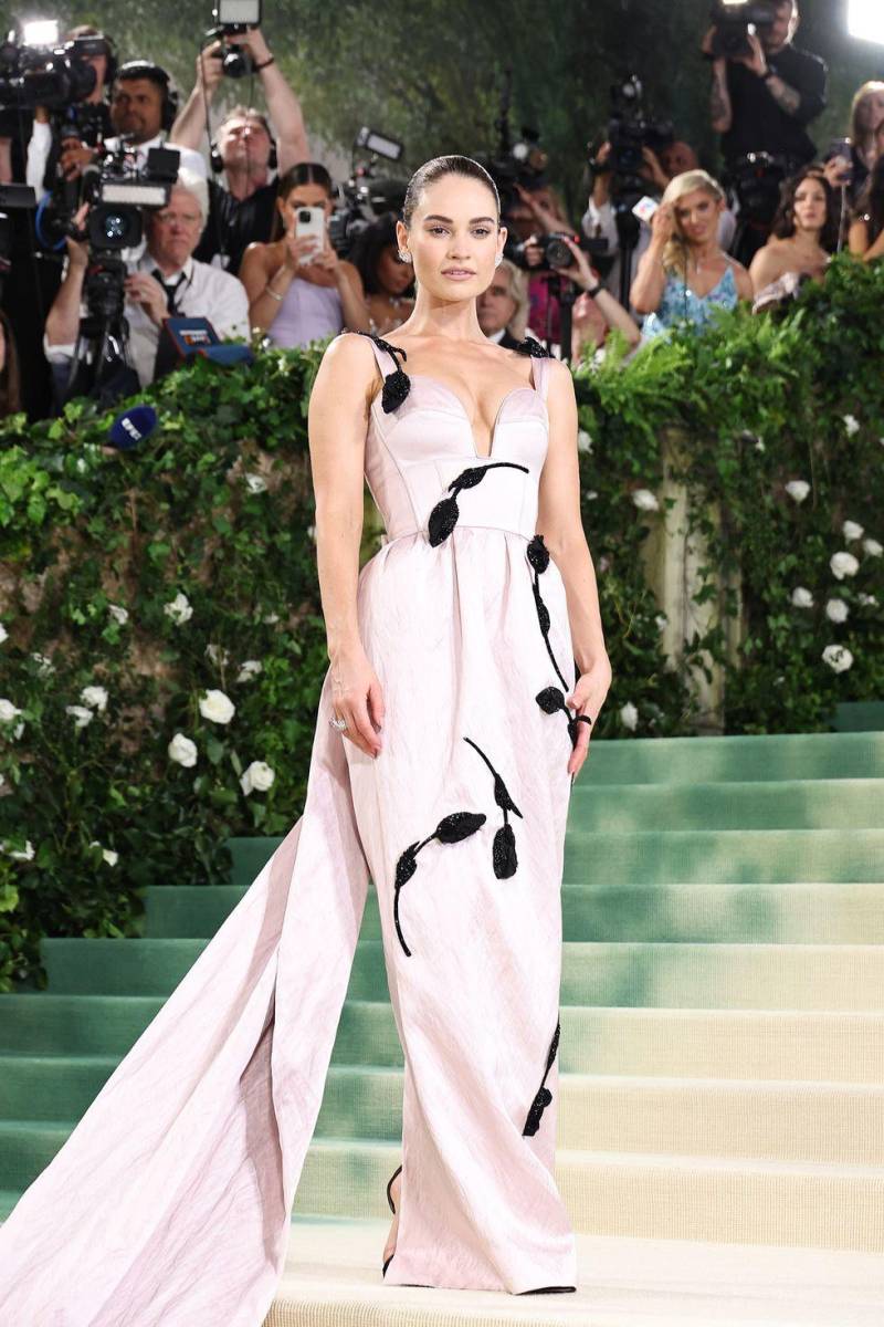 Lily James deslumbró en la Met Gala 2024 con un vestido de cola larga del diseñador Erdem Moralioglu.