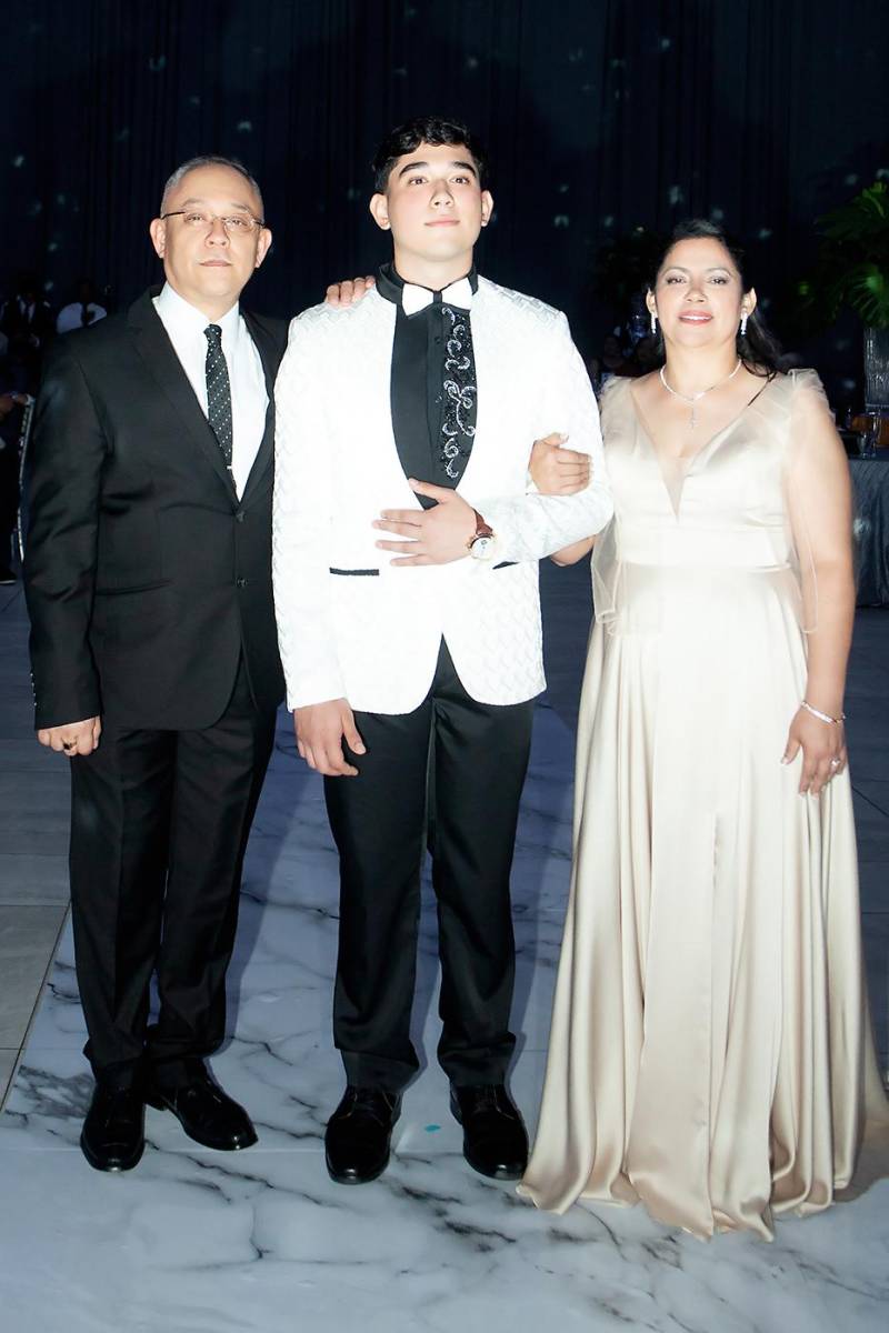  Blas Benítez y Yuliana Molina con su hijo Blas.